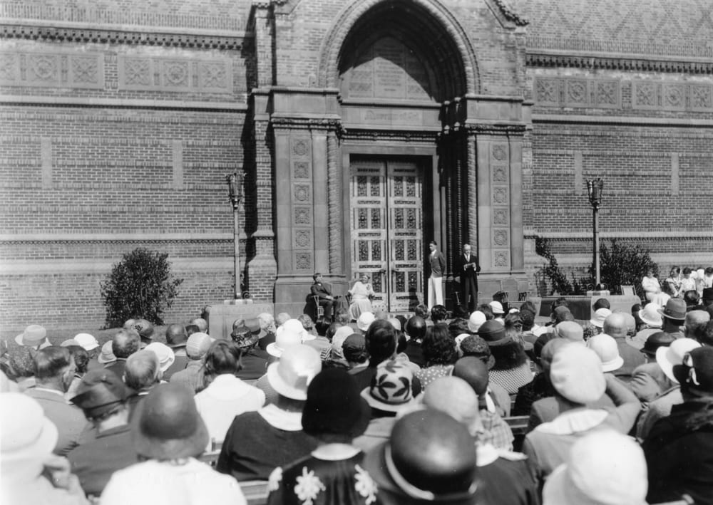 crowd in front of the Jordan Schnitzer Museum of Art on the opening day, 1933.